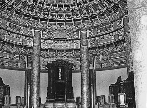 Храм Неба Внутреннее убранство К числу божеств имевших всекитайское - фото 554
