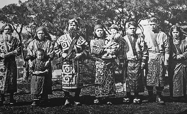 Айны древнейшее население Японских островов Далее рассказывает Нихонги - фото 566