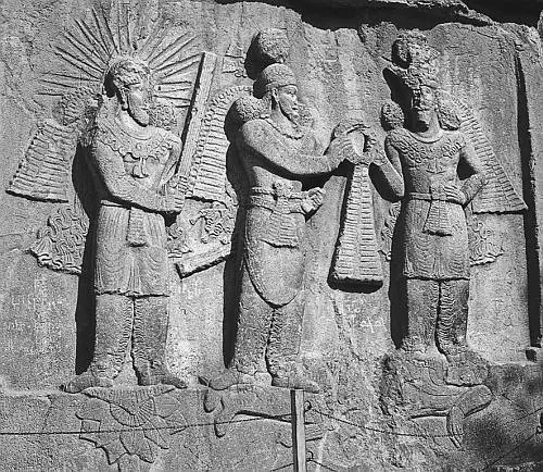 Коронация Шапура II 1379 гг иранского царя из династии Сасанидов Справа - фото 92