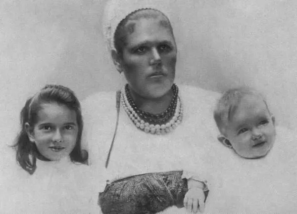 Сестры Ольга и Мария Гильдебрандт с кормилицей 1900е гг Справа налево М - фото 23