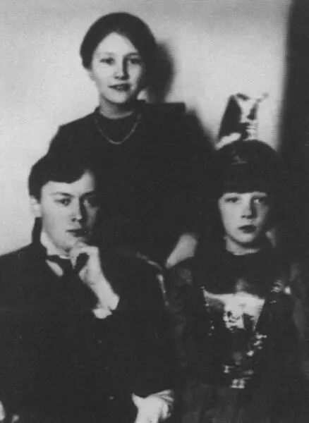 Анна Энгельгардт с братьями Александром и Николаем Около 1915 г Рюрик Ивнев - фото 27