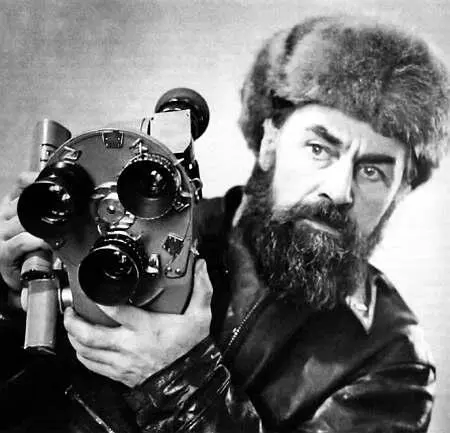 О позапрошлом году он появился в Москве с медвежонком Медвежонок это была - фото 11