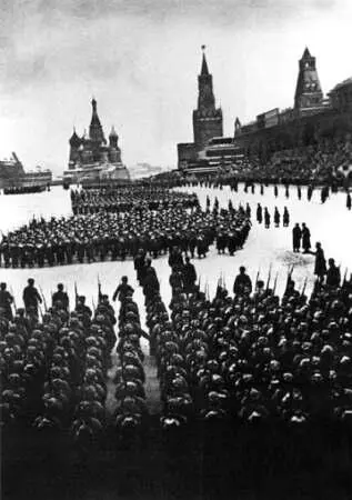 Парад 41го года Выпавший ночью снег сединами лежал на зубцах Кремлевской - фото 90