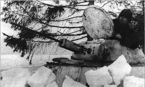Танк Т30 замаскированный снежными глыбами в ожидании вражеского наступления - фото 77