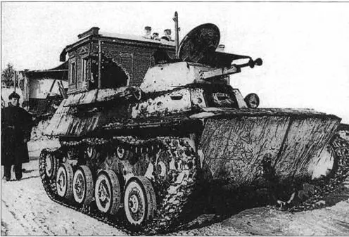 Пехотинцы Красной Армии и легкий танк Т40С снятые в освобожденном Юхнове - фото 78