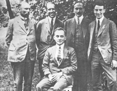 На встрече с Бором в Гёттингене июнь 1922 года Слева направо Карл Вильгельм - фото 20