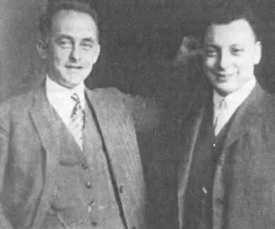 Макс Борн слева и Вольфганг Паули Чем больше я размышляю о физической - фото 32