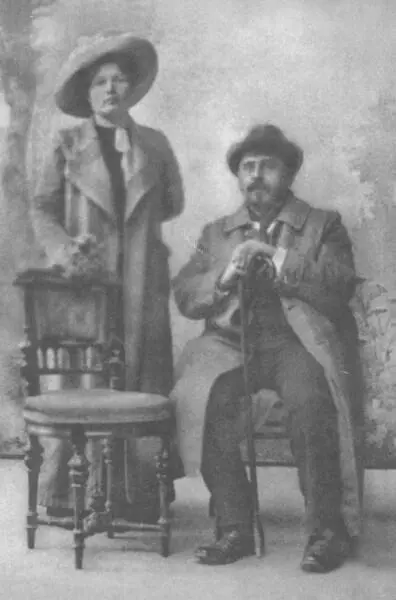 АК и Д Е Жуковские 1910е гг Аделаида с сыном Канашово 1909 На фоне - фото 10