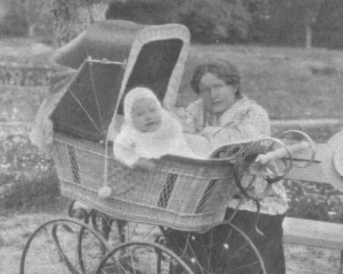 Аделаида с сыном Канашово 1909 На фоне горы АйГеоргий Слева направо - фото 11