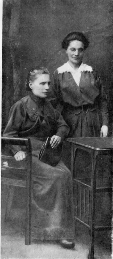 Ю К Глушкова слева и А К Глушкова Уржум 1898 Детские рисунки Сережи - фото 6