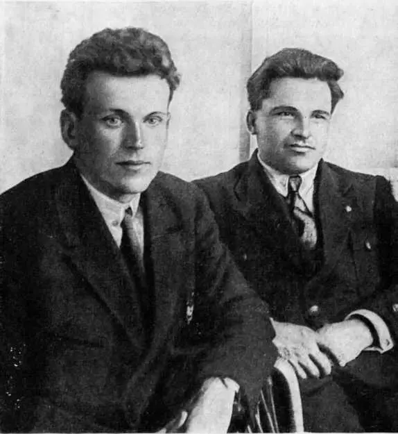 Киров и Ф Ф Раскольников слева 1921 Е И Ковтюх 20е годы Н А - фото 36