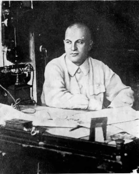 А Ф Мясников Тифлис 1924 Киров на трибуне Баку 20е годы Кинокадр Ч - фото 43