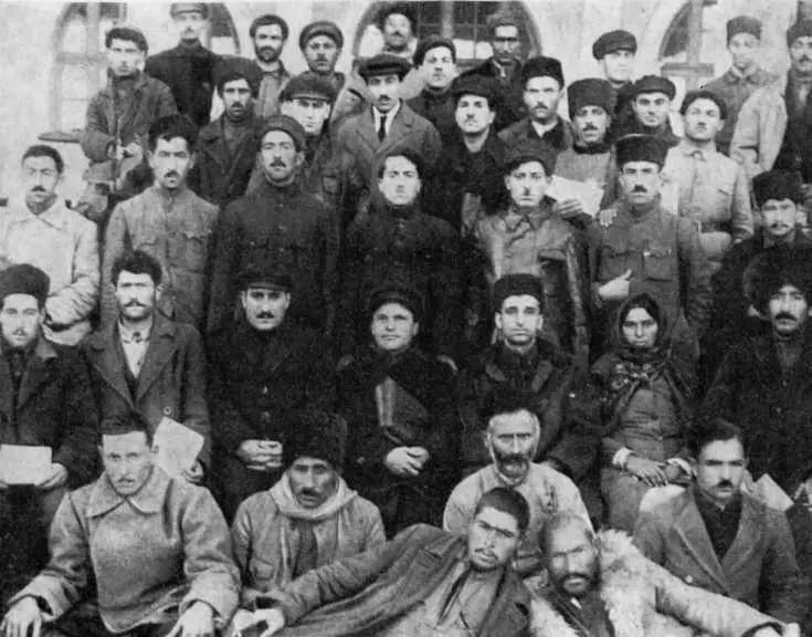 Среди секретарей сельских партъячеек В центре слева направо Р А Ахундов - фото 49