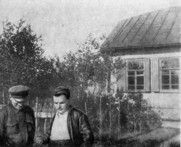 На отдыхе Киров и И П Рется слева Дудергоф близ Ленинграда 1934 - фото 68