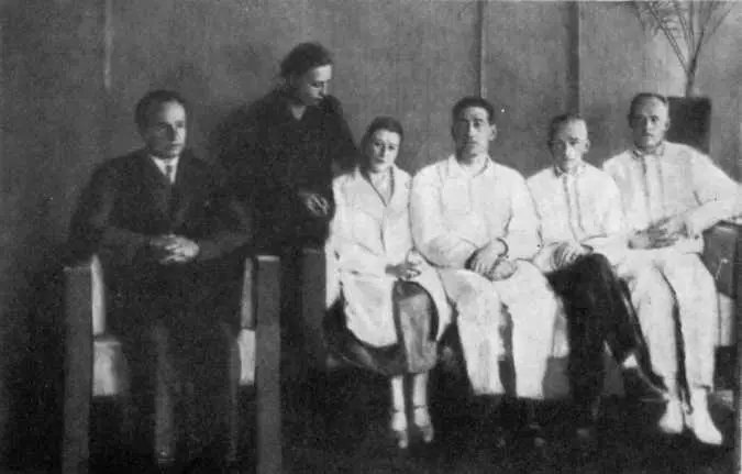 А А Богомолец среди учеников А А Богомолец во время отдыха Крым 1933 г - фото 26