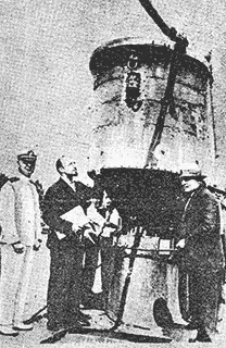 На снимке слева направо Симон Лэк конструктор подводной лодки Губерт - фото 3
