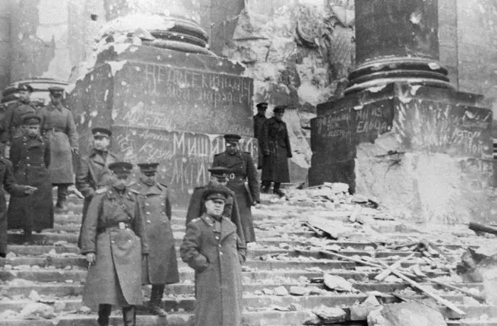 Жуков на ступенях Рейхстага 2 мая 1945 года Маршал Победы на ступенях - фото 19