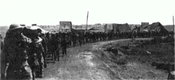 Бесконечные колонны британских военнопленных Гюнтер Хальм и его товарищи на - фото 58