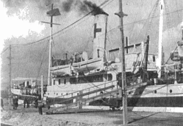 Плавучий госпиталь Констанц Оба снимка сделаны 6 ноября 1942 года по пути - фото 121