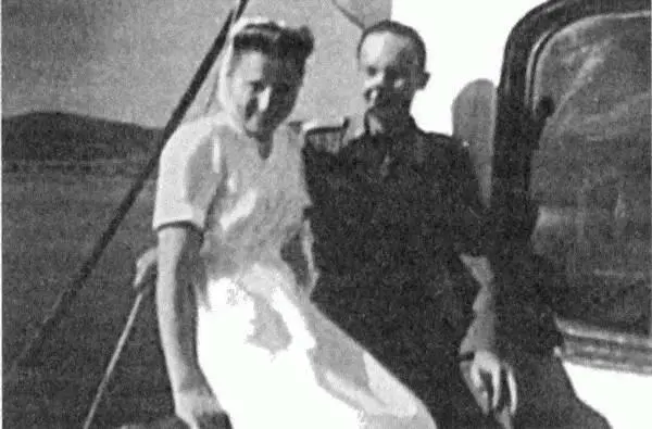 Оба снимка сделаны 6 ноября 1942 года по пути в Салоники После выпитого вина - фото 122