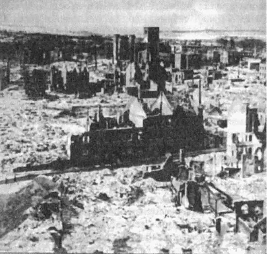 Полностью разрушенный в результате авианалета 22 марта 1945 года Хильдесхейм - фото 185