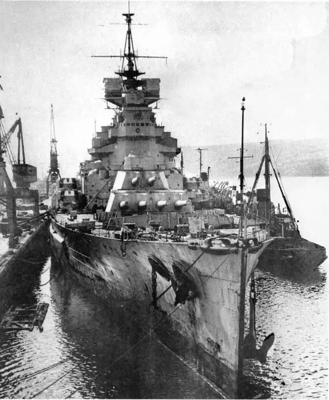 Дюк оф Йорк в 1954 г вверху и во время разборки в марте 1958 г - фото 143