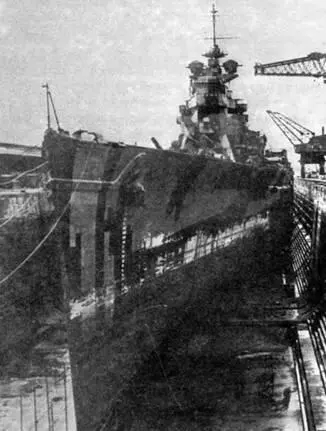 Принс оф Уэлс в доке 1941 г В 18 ч 20 мин Шарнхорст прекратил стрельбу а - фото 28