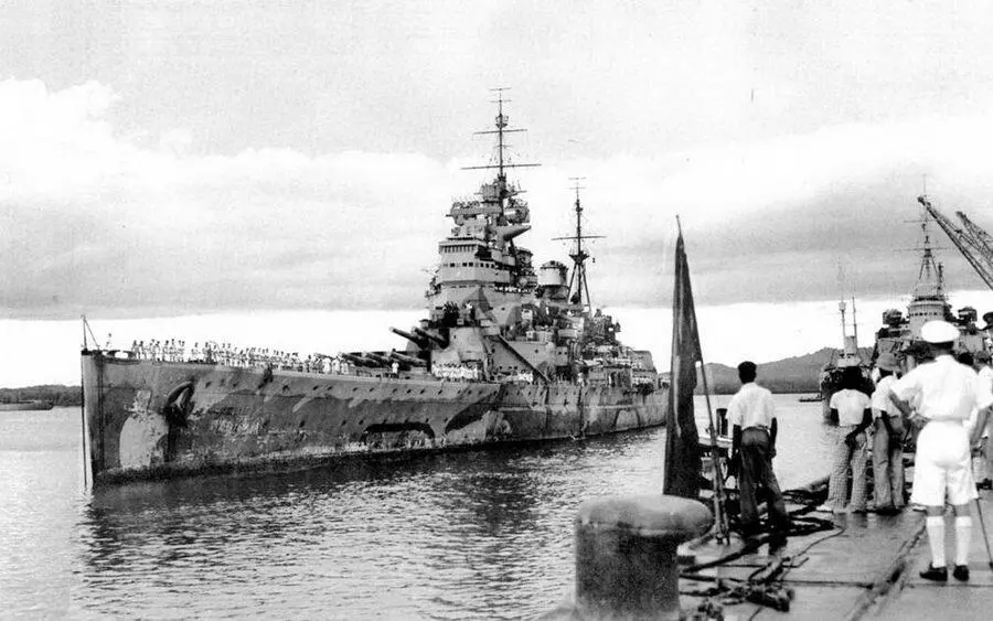 Принс оф Уэлс 28 августа 1941 г на заднем плане виден линейный крейсер - фото 95