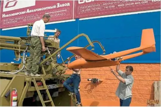 Рис 317 Погрузка БПЛА комплекса Типчак на стартовую установку В 2007 года - фото 229
