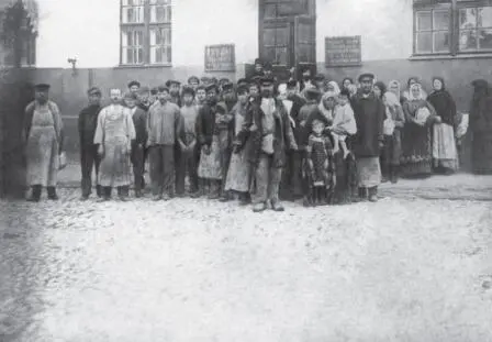 Толпа у дешевой столовой Фотография начала XX в Частный архив И имеют те - фото 110