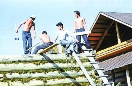 Сборка нового дома праздник для всей деревни Фото автора 31 декабря 1981 - фото 4