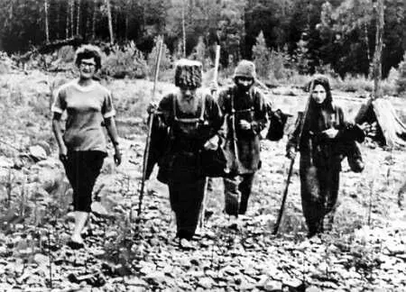 Лыковы Карп Осиповичв центре Агафьяи Дмитрий Слева Галина Письменская - фото 23