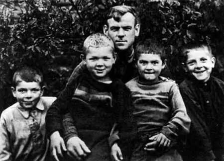 Садовниковы отец с сыновьями Таким было их детство Прямо как воробьи - фото 51