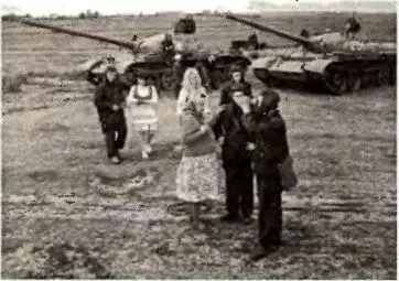 Мизансцена от Агитпропа народ и армия едины В 1953 году эти батальоны - фото 25