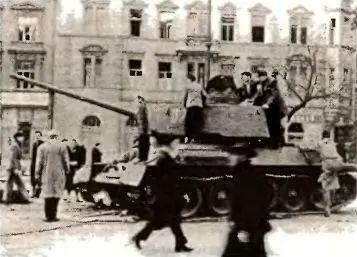Т34 на улицах Будапешта В полдень 24 октября по венгерскому радио было - фото 64