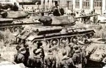 Берлинская стена 1961 года снова тридцатьчетверки Это вызывало настоящую - фото 65