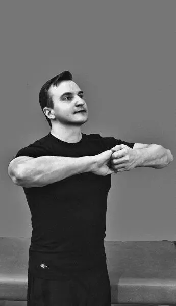 Упражнение Шагаем ягодицами Исходное положение сидя на стуле Кисти на - фото 57