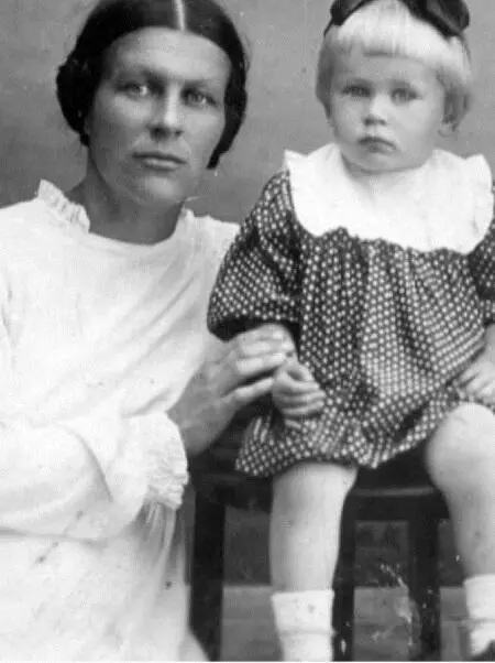 С супругой Татьяной Борисовной и дочерью Екатериной 1940 г Лаврский - фото 15