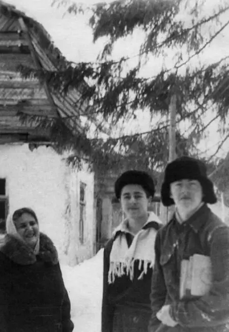 Екатерина Александровна Ефимова с сыновьями Андреем и Георгием Соседи знали о - фото 20