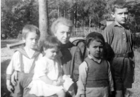 Внизу Евгения Александровна Нерсесова с внуками Она рассказывала что однажды - фото 23