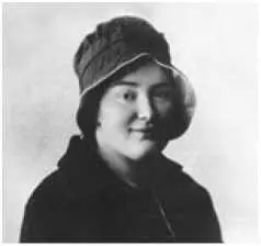Слева Елизавета КузьминаКараваева начало 1910х гг Внизу Елизавета - фото 50