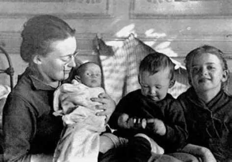 Внизу Елизавета Скобцова с детьми в Сербии В сентябре 1930 года я попала на - фото 51