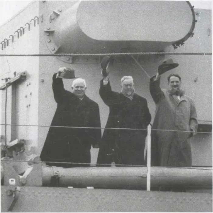 Никита Хрущёв Николай Булганин и Игорь Курчатов слева направо на борту - фото 50