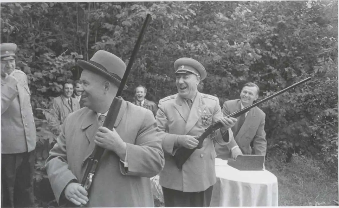 Никита Хрущёв и Главнокомандующий Ракетными войсками стратегического назначения - фото 58