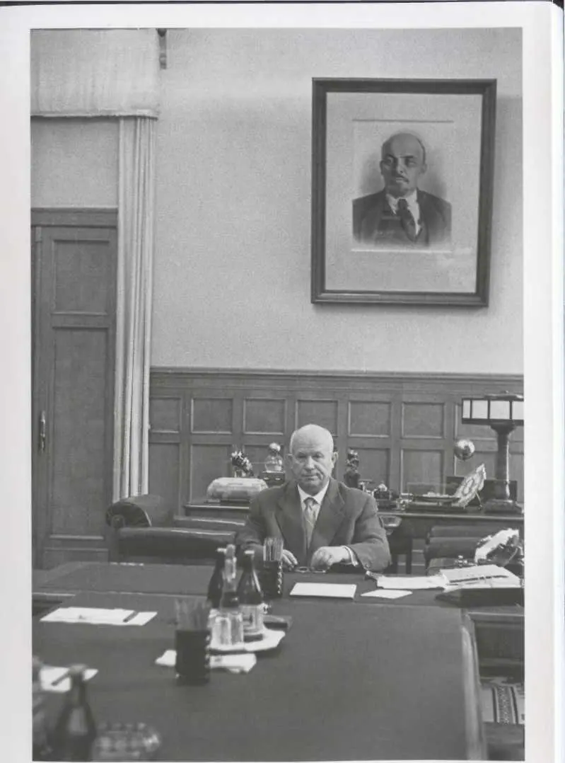 Никита Хрущёв в своем рабочем кабинете в Кремле начало 1960х годов В - фото 60
