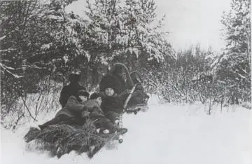 Фрол Козлов Леонид Брежнев и Родион Малиновский в санях слева направо едут - фото 56