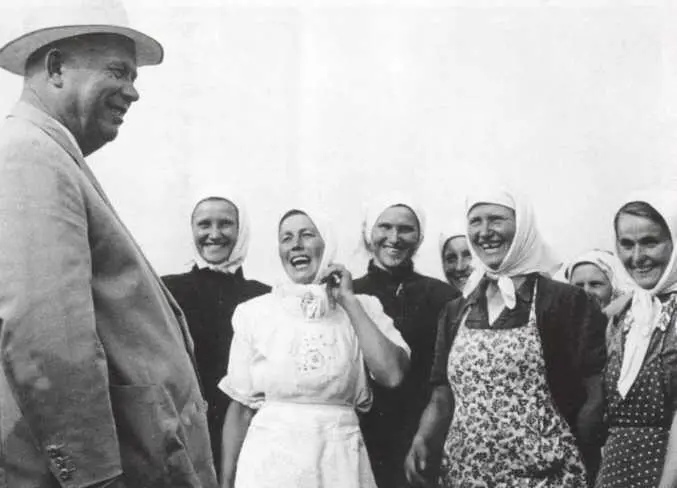 Хрущёв встречается с колхозницами во время поездки по стране август 1961 - фото 2