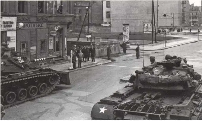 Империалисты не дремали 26 октября 1961 года танки М48 с навесным - фото 64