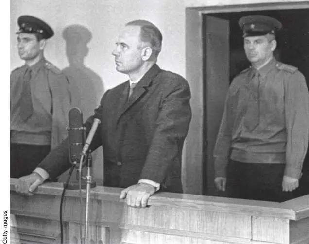 Пеньковский слушает приговор Вглядитесь в это лицо В 1963 году сразу - фото 138