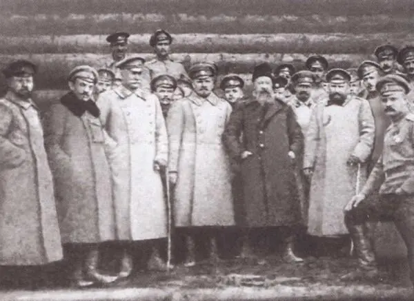 В В Шульгин второй слева на ЮгоЗападном фронте 1917 г Владимир - фото 22